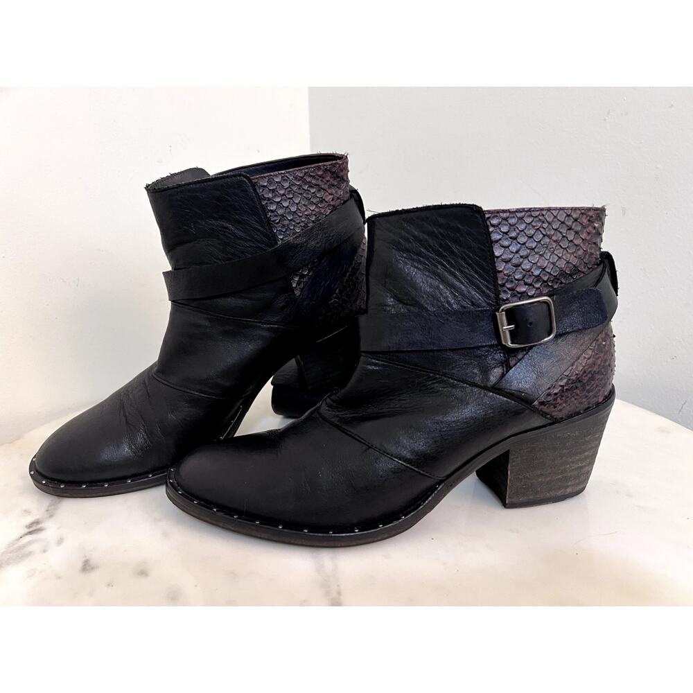 Freda Salvador "PRIME" Mid-Heel Ankle Boot Black Textured Print Sz 7